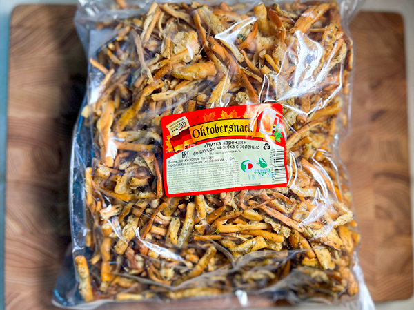 Нитка ЖАРЕНАЯ "Чеснок с зеленью" Oktobersnack 1 кг (сырный продукт) в Хабаровске